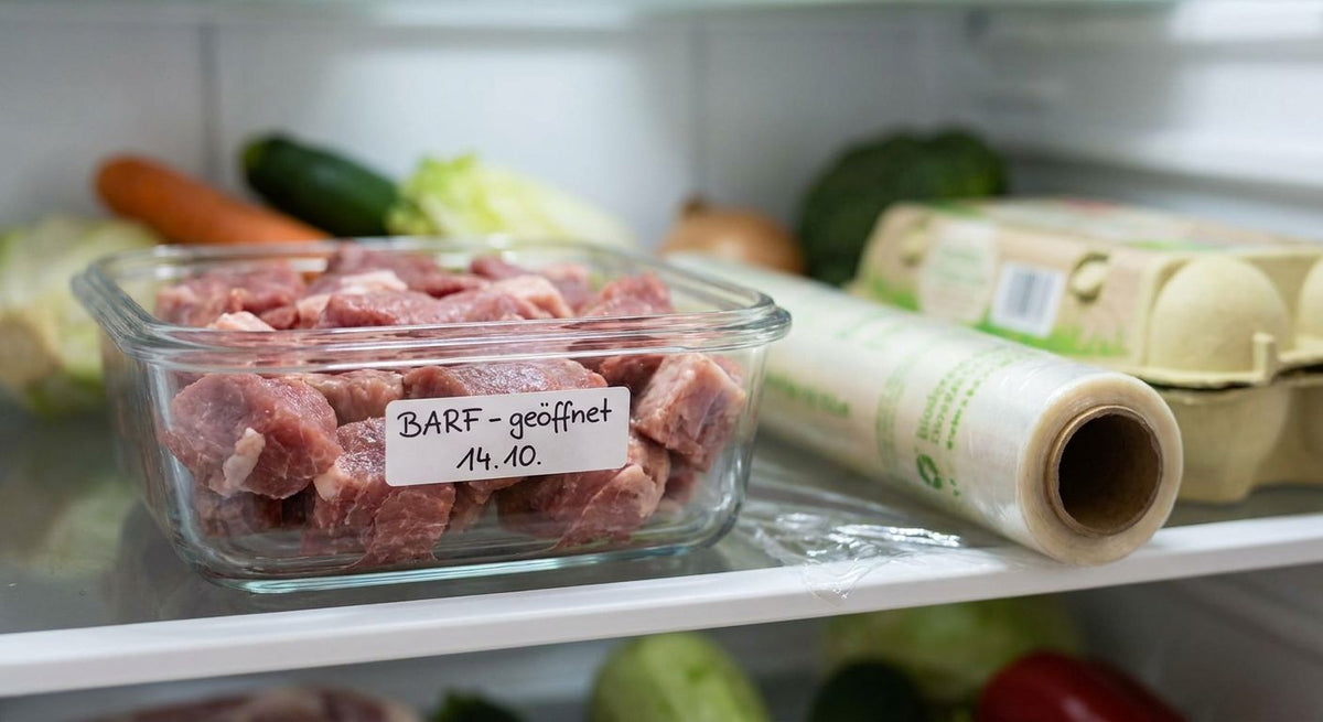 Wie lange hält geöffnetes BARF-Fleisch im Kühlschrank?